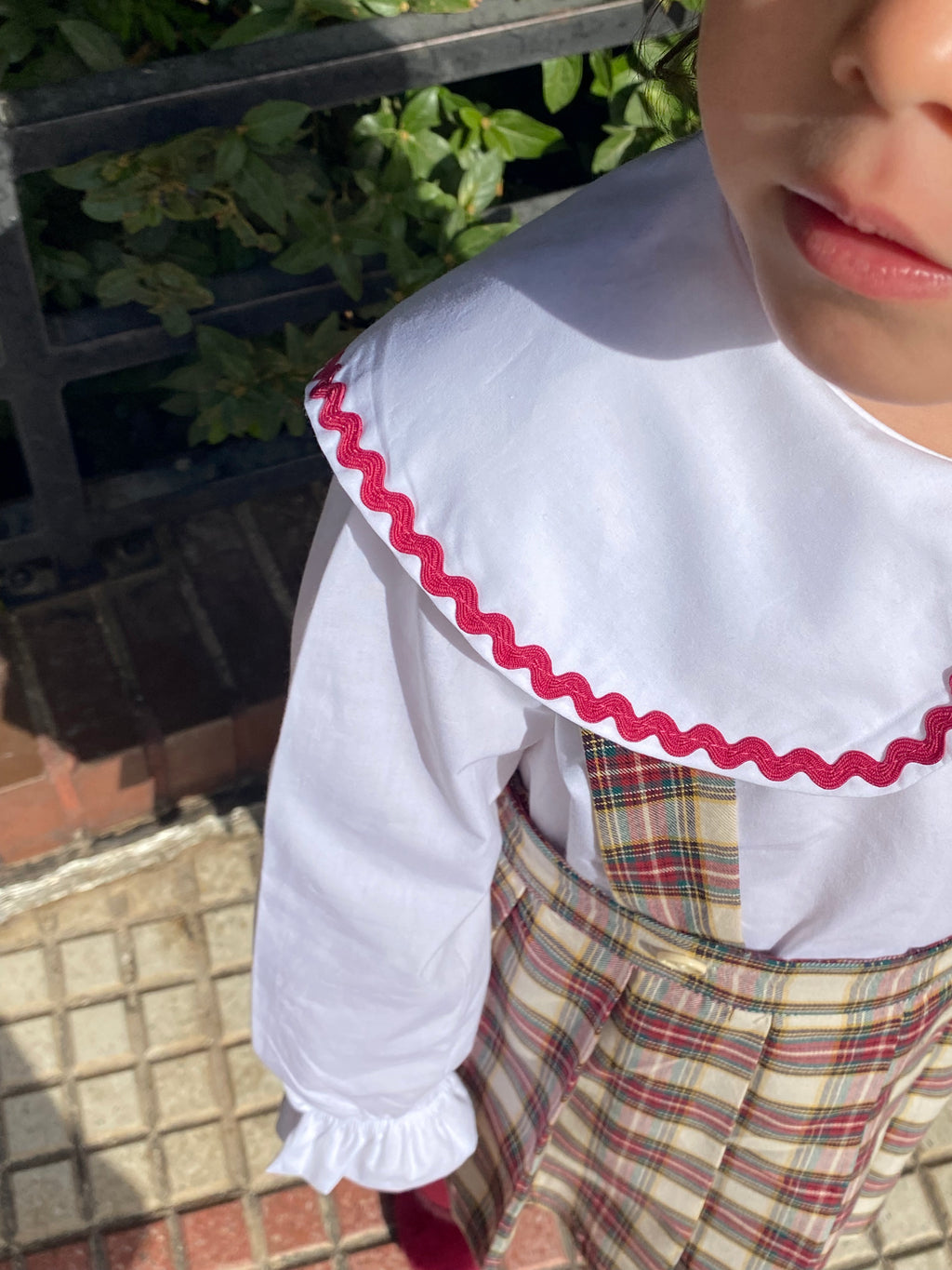 Camisa niña ribete burdeos